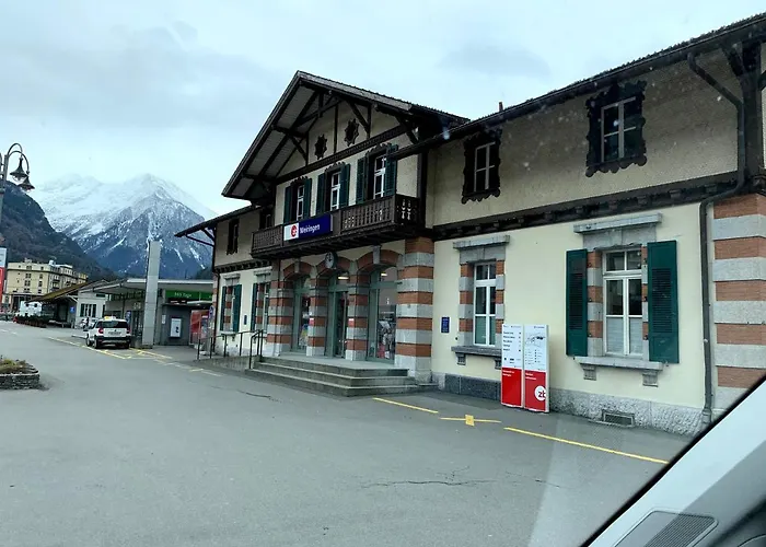 Sherlock Holmes & Khana Restaurant 