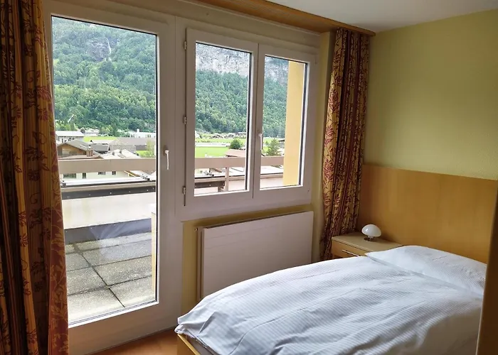 Sherlock Holmes & Khana Restaurant 