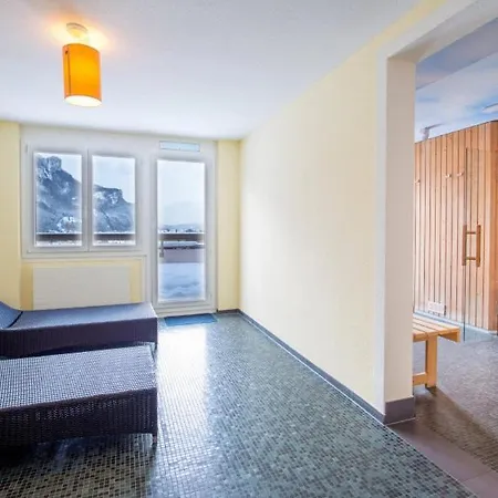 Sherlock Holmes & Khana Restaurant 