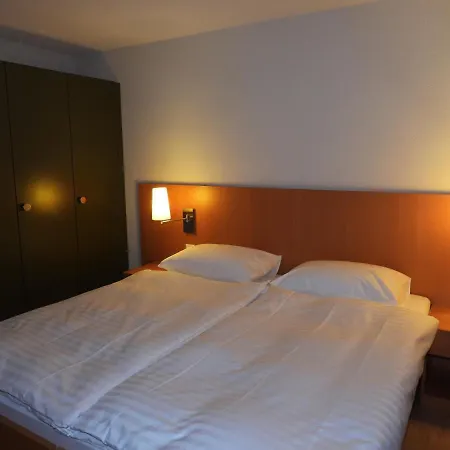 Sherlock Holmes & Khana Restaurant 