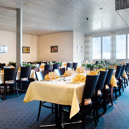 Sherlock Holmes & Khana Restaurant 