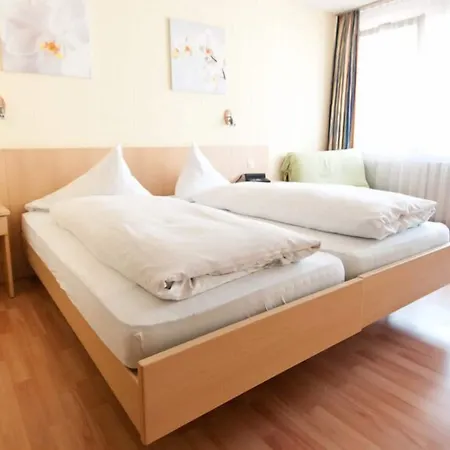 Sherlock Holmes & Khana Restaurant 