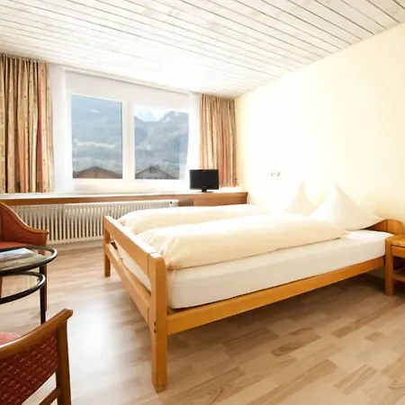 Sherlock Holmes & Khana Restaurant 