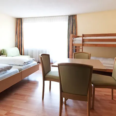 Sherlock Holmes & Khana Restaurant 