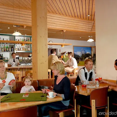 Sherlock Holmes & Khana Restaurant 