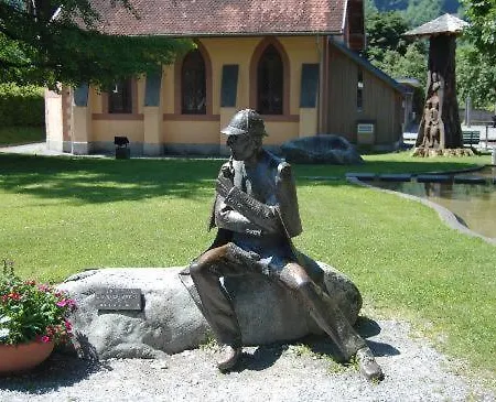 Sherlock Holmes & Khana Restaurant 