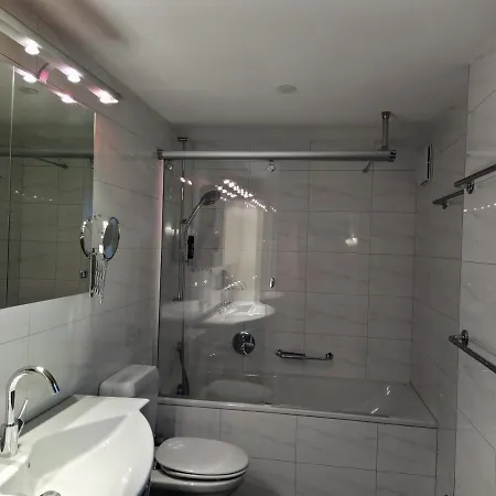 Sherlock Holmes & Khana Restaurant 